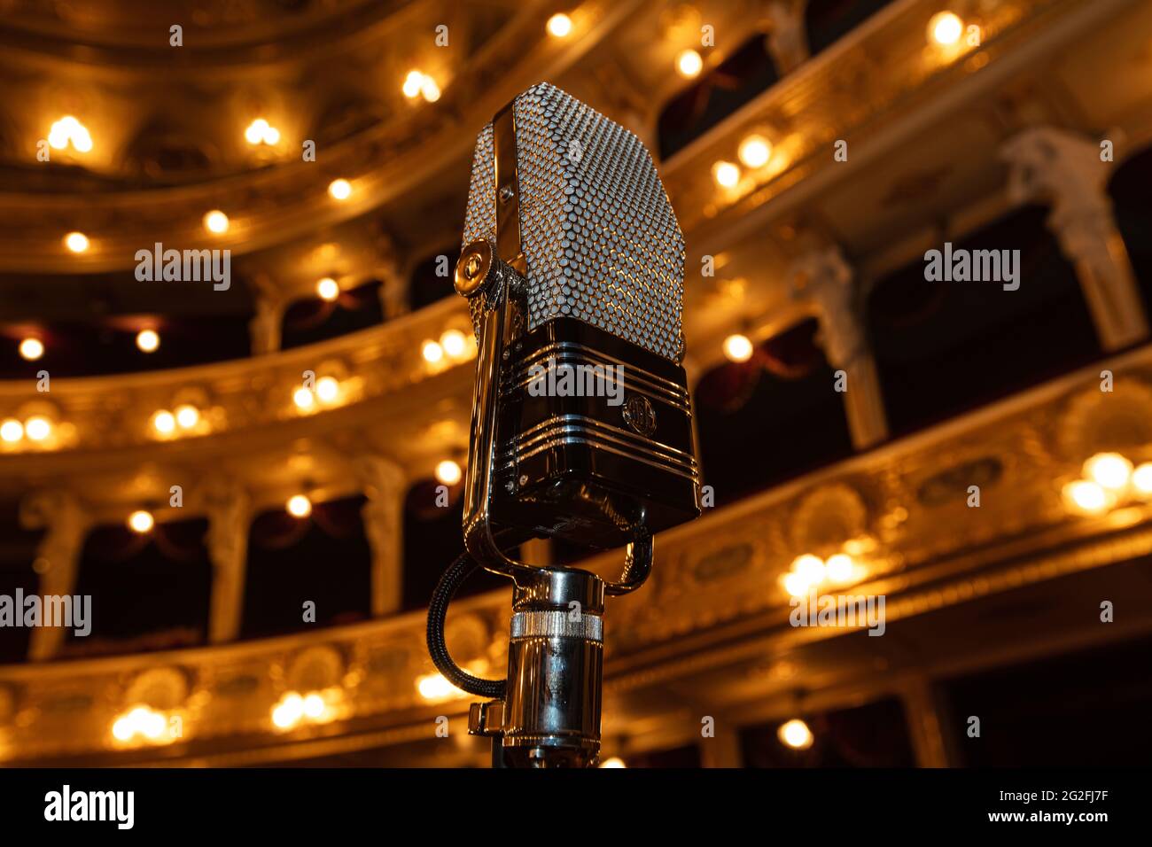 Lviv, Ukraine - 10 juin 2021 : AEA Ribbon microphone R44C sur fond intérieur d'opéra Lviv Banque D'Images