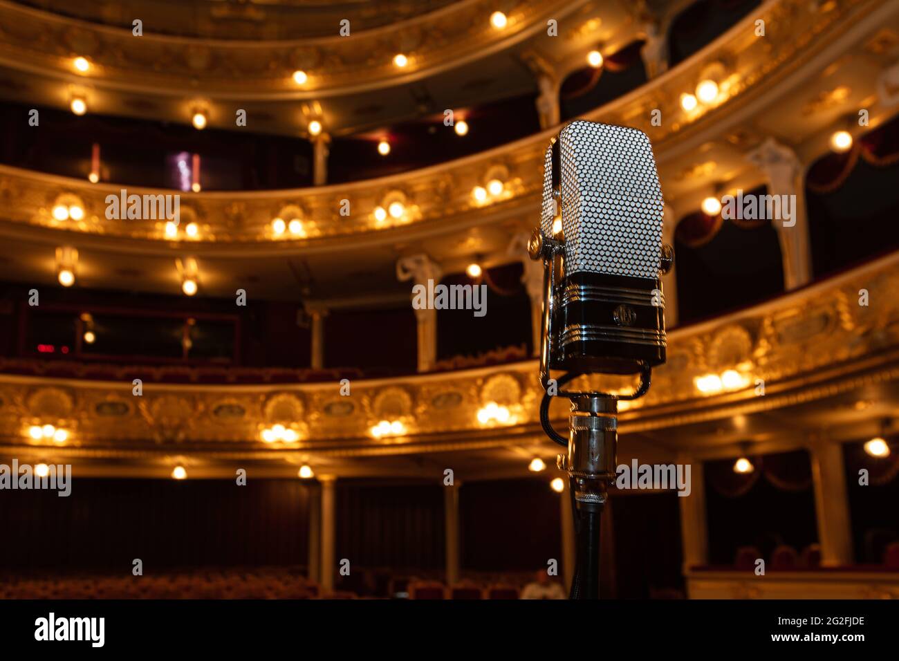 Lviv, Ukraine - 10 juin 2021 : AEA Ribbon microphone R44C sur fond intérieur d'opéra Lviv Banque D'Images