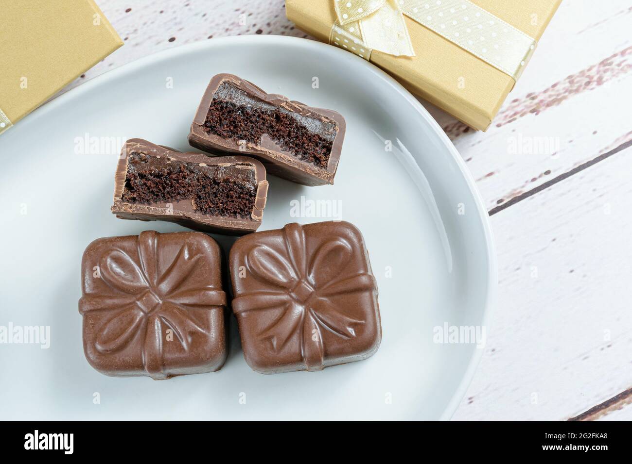 Gâteau au miel brésilien coupé en deux avec garniture de brigadier (vue de dessus). Banque D'Images