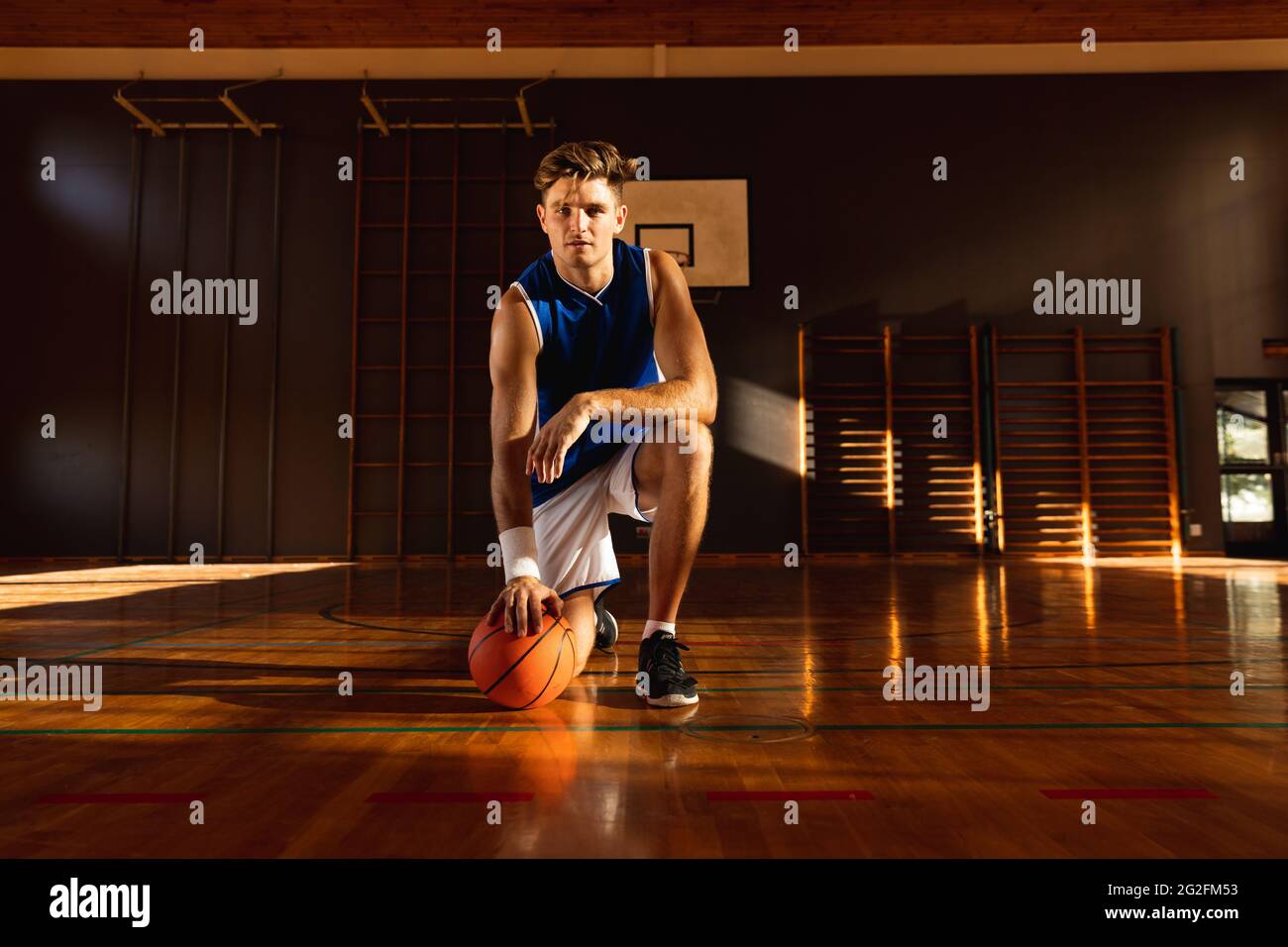 Portrait d'un joueur de basket-ball de race blanche tenant le ballon Banque D'Images