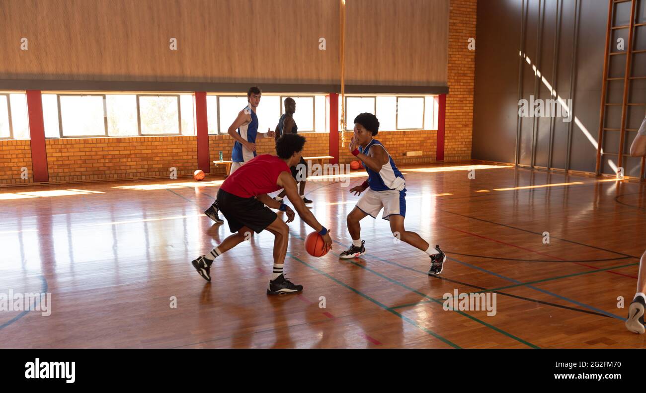 Équipe masculine de basket-ball et entraîneur divers jouant à un match Banque D'Images