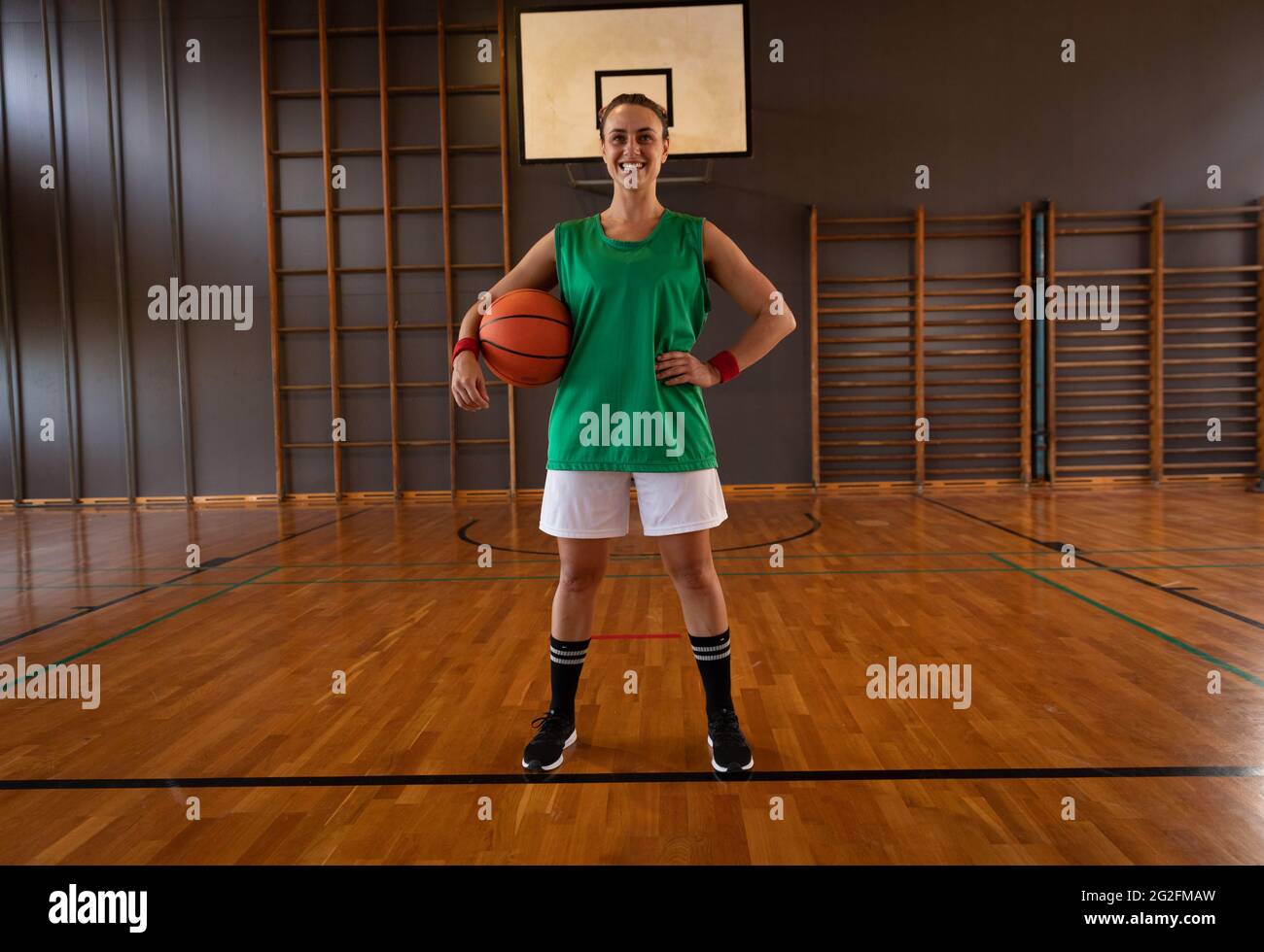 Portrait du joueur de basket-ball de race blanche tenant le ballon Banque D'Images