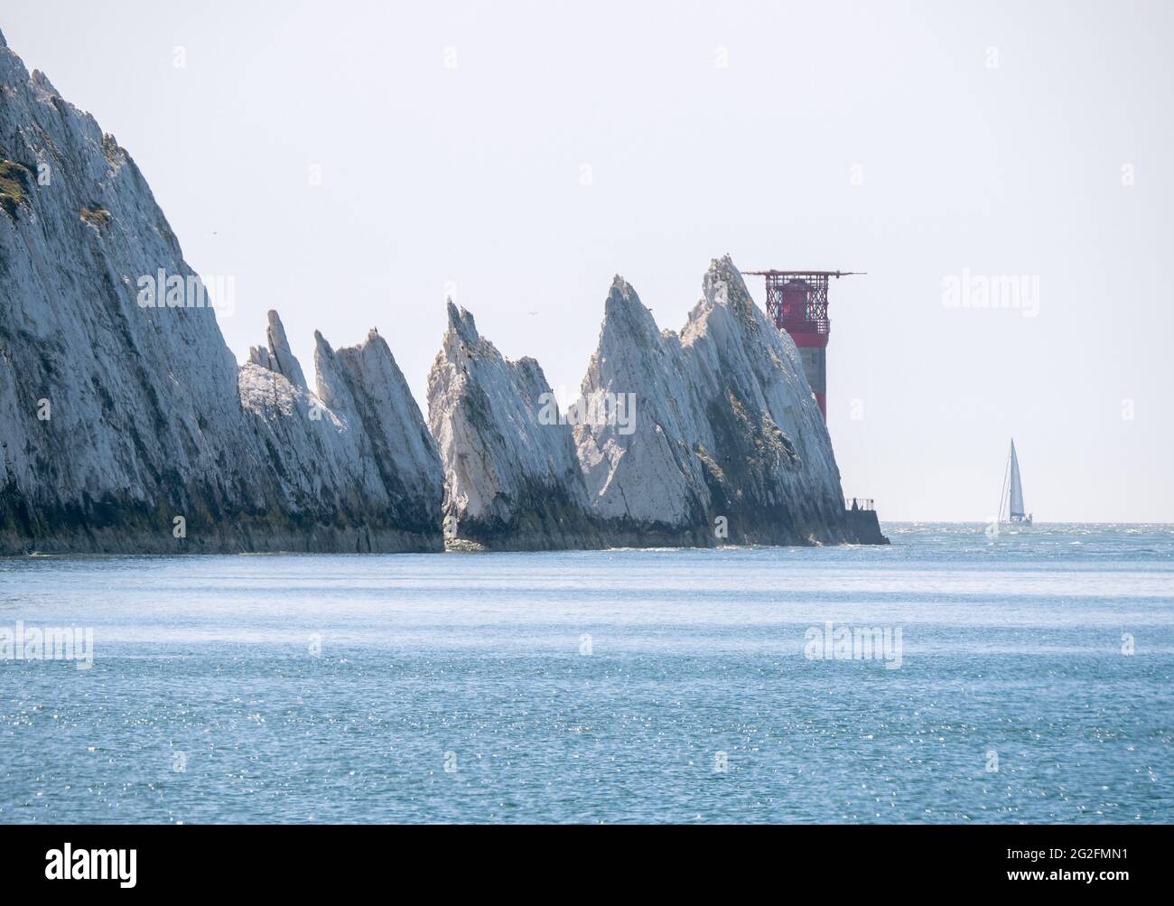 Vue sur les cheminées de craie et le phare des aiguilles depuis la baie d'Alum, à l'ouest de l'île de Wight, au Royaume-Uni Banque D'Images