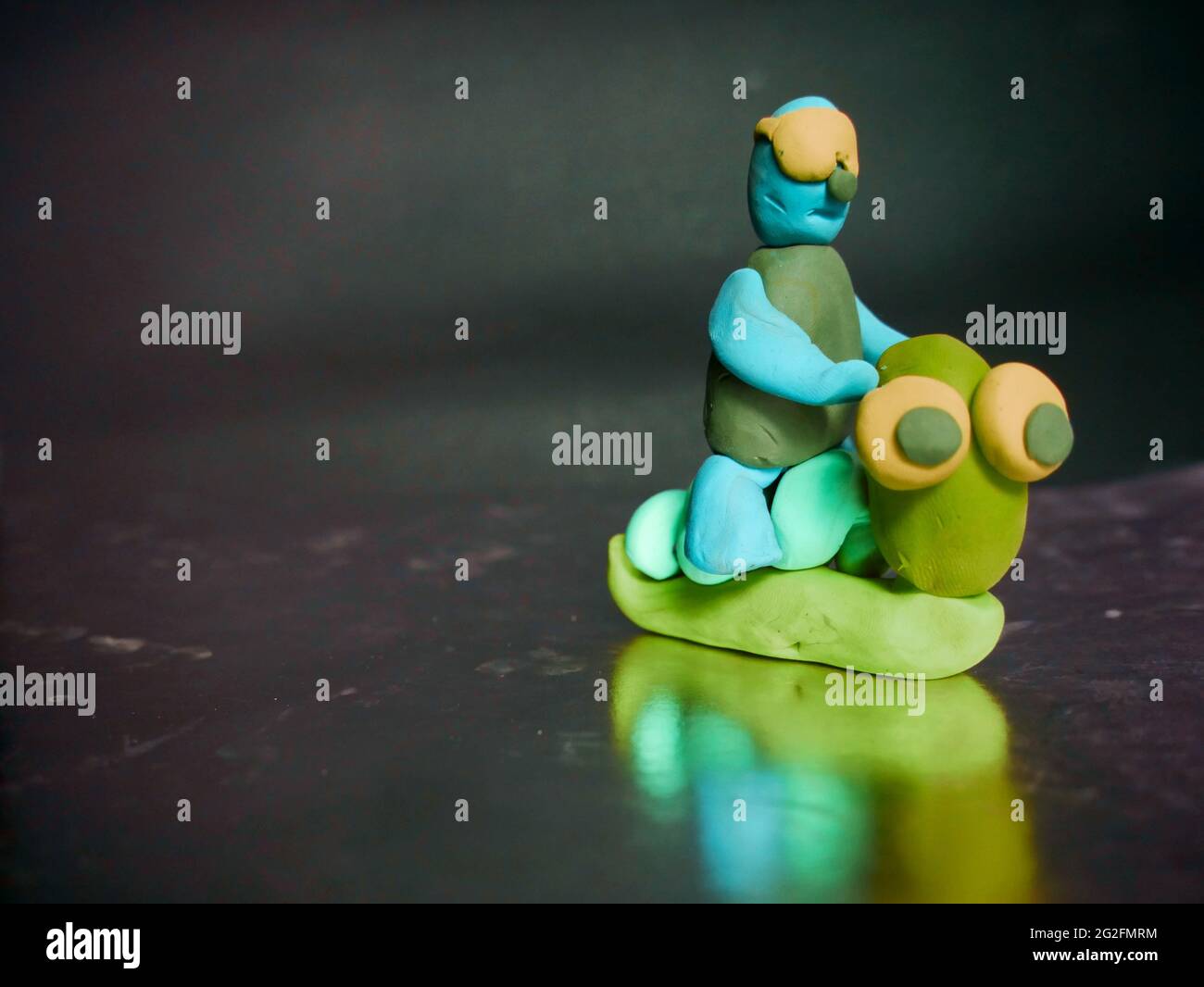 Homme en terre battue assis sur une créature de dessin animé isoler sur un cadre gris Banque D'Images