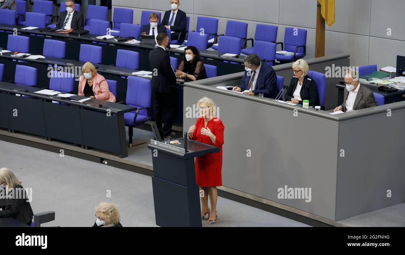Berlin, Allemagne. 11 juin 2021. Christine Lambrecht est une politicienne allemande (SPD) et avocate. Elle est ministre fédérale de la Justice et de la protection des consommateurs depuis le 27 juin 2019 et ministre fédérale des Affaires familiales, des personnes âgées, des femmes et de la Jeunesse au sein du Cabinet IV de Merkel depuis le 20 mai 2021. Crédit : Juergen Nowak/Alay Live News Banque D'Images