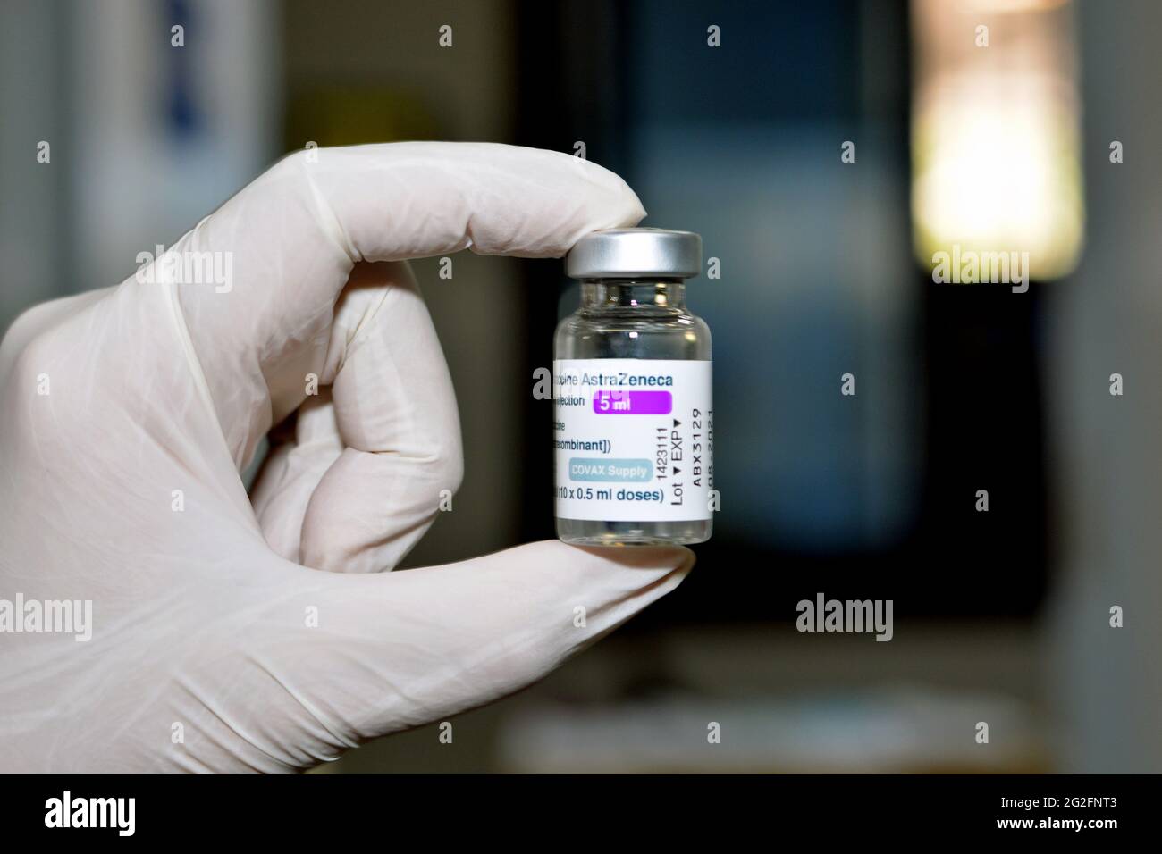 Vaccin Covid-19 AstraZeneca flacon multidose à injection intramusculaire de 5 ml, fourniture de COVAX, recombinant ChAdOx1-s, AstraZeneca plc est un CO britannique-suédois Banque D'Images