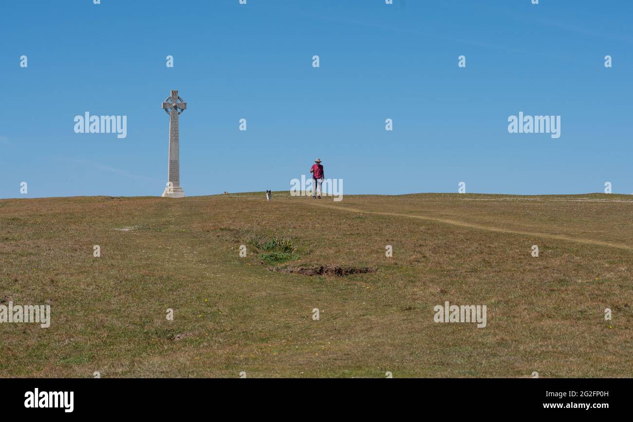 Un homme et son chien descendant de Tennyson Memorial Cross sur Tennyson Down sur l'île de Wight Hampshire Royaume-Uni Banque D'Images