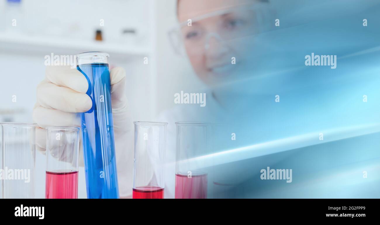 Composition d'une scientifique féminine tenant un tube à essai en laboratoire avec un espace de copie Banque D'Images