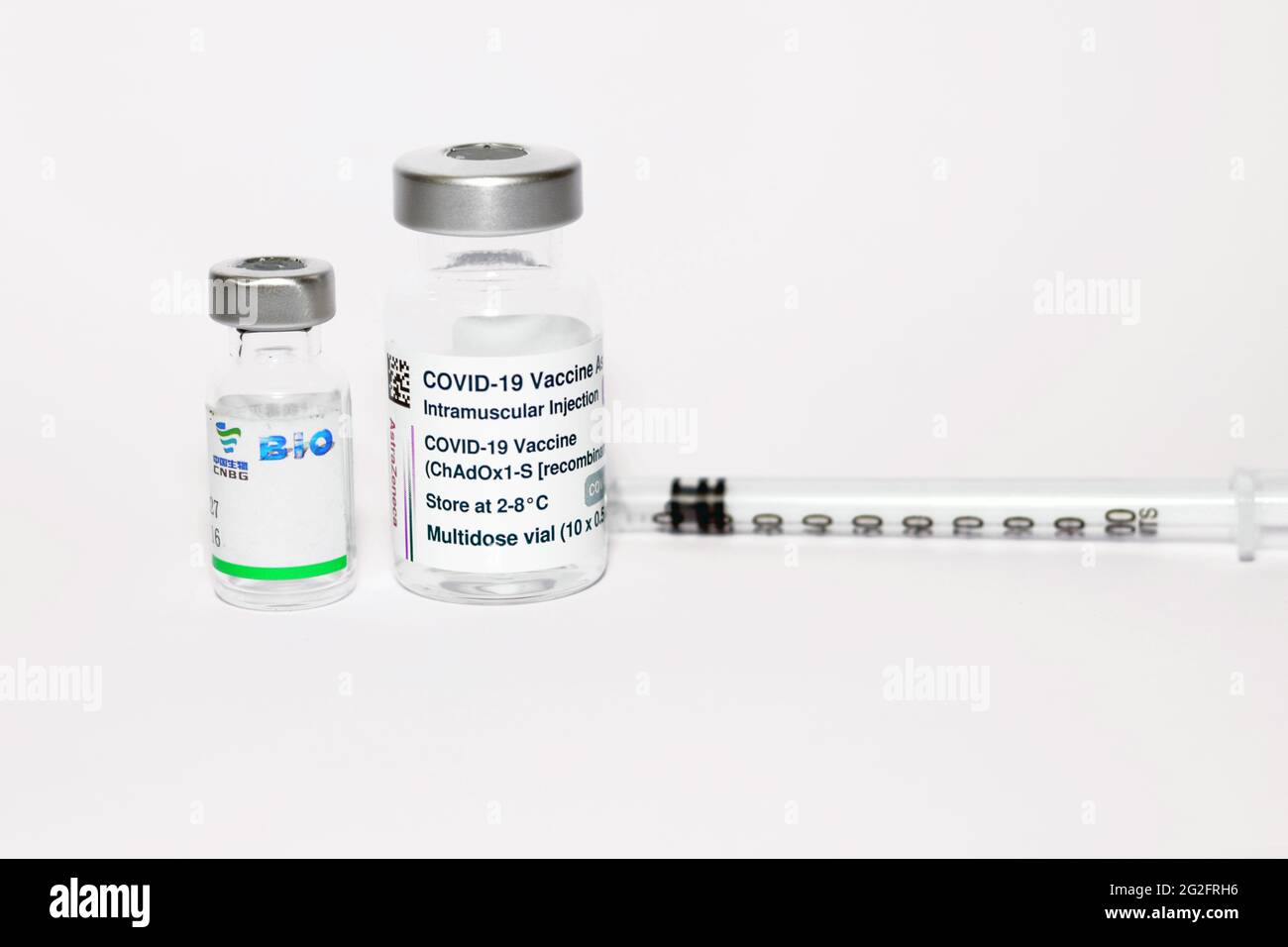 Covid-19 flacon multidose de vaccin AstraZeneca avec flacon de vaccin Sinopharm COVID-19 qui sont deux vaccins utilisés à l'échelle internationale Banque D'Images