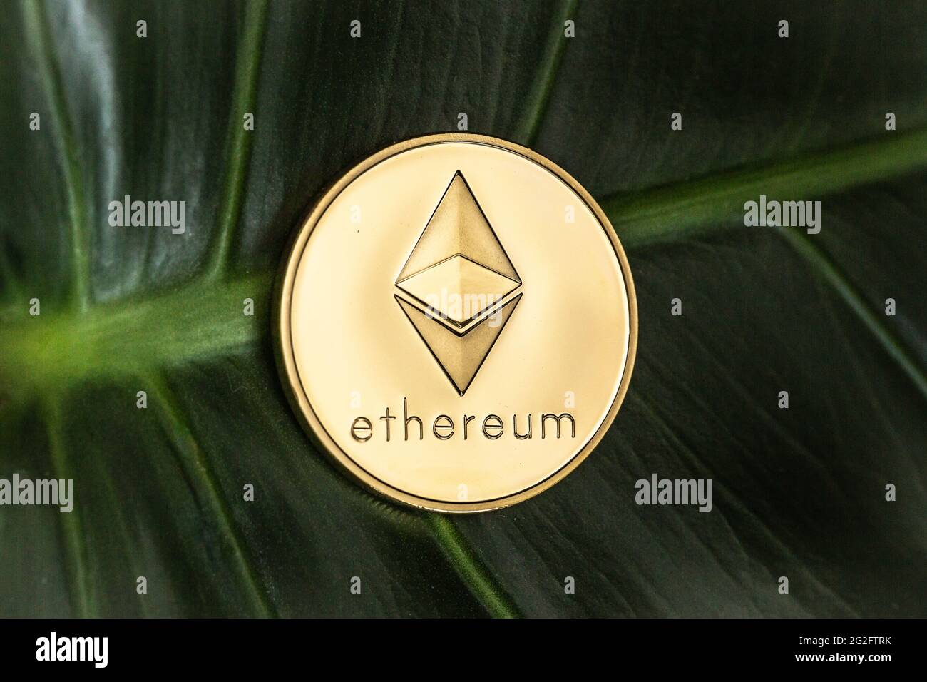 Crypto-monnaie d'Ethereum, pièce physique posée sur la feuille Banque D'Images
