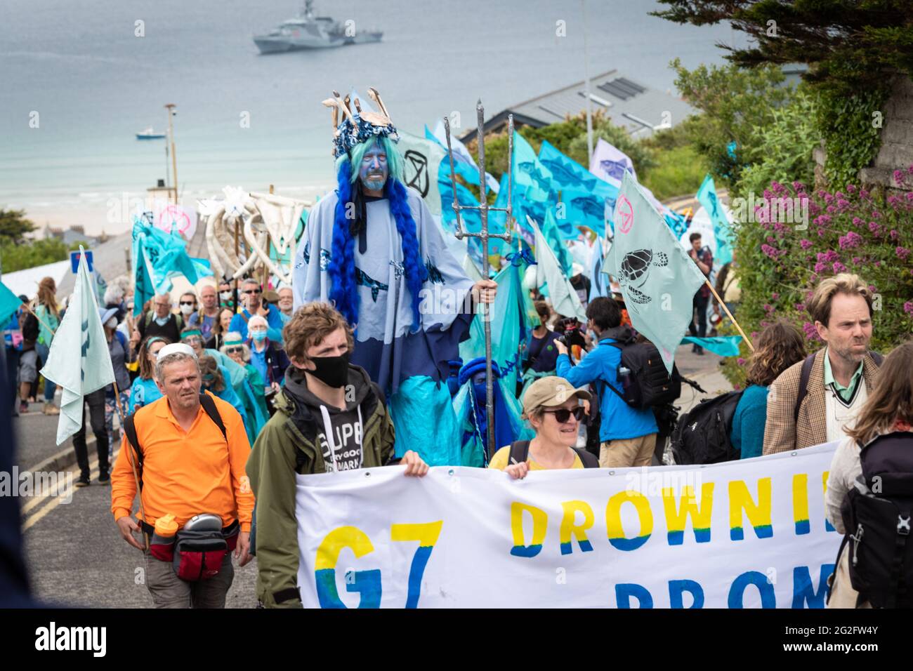 St Ives, Royaume-Uni. 11 juin 2021. Des centaines de manifestants défilent dans le village de St Ives, près de l'endroit où les délégués se réunissent pour le 47e G7. Extinction la rébellion a organisé la manifestation pour coïncider avec le Sommet du G7. L’événement voit les dirigeants mondiaux se réunir pour discuter de questions relatives au changement climatique. Credit: Andy Barton/Alay Live News Banque D'Images