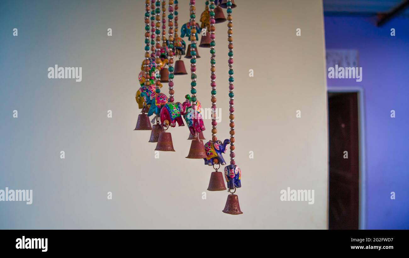 Suspension de l'art traditionnel de la mode de bon augure fait de tissu de coton coloré matériau plastique. Symbole de la culture religieuse de l'Inde. Banque D'Images
