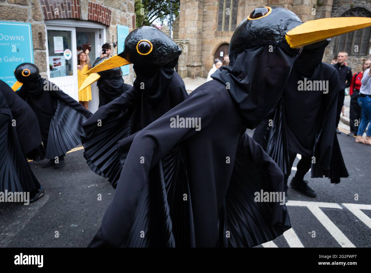 St Ives, Royaume-Uni. 11 juin 2021. Des manifestants se sont habillés en oiseaux bordent les rues de St Ives lors d'une marche contre le G7. Extinction la rébellion a organisé la manifestation pour coïncider avec le Sommet du G7. L’événement voit les dirigeants mondiaux se réunir pour discuter de questions relatives au changement climatique. Credit: Andy Barton/Alay Live News Banque D'Images