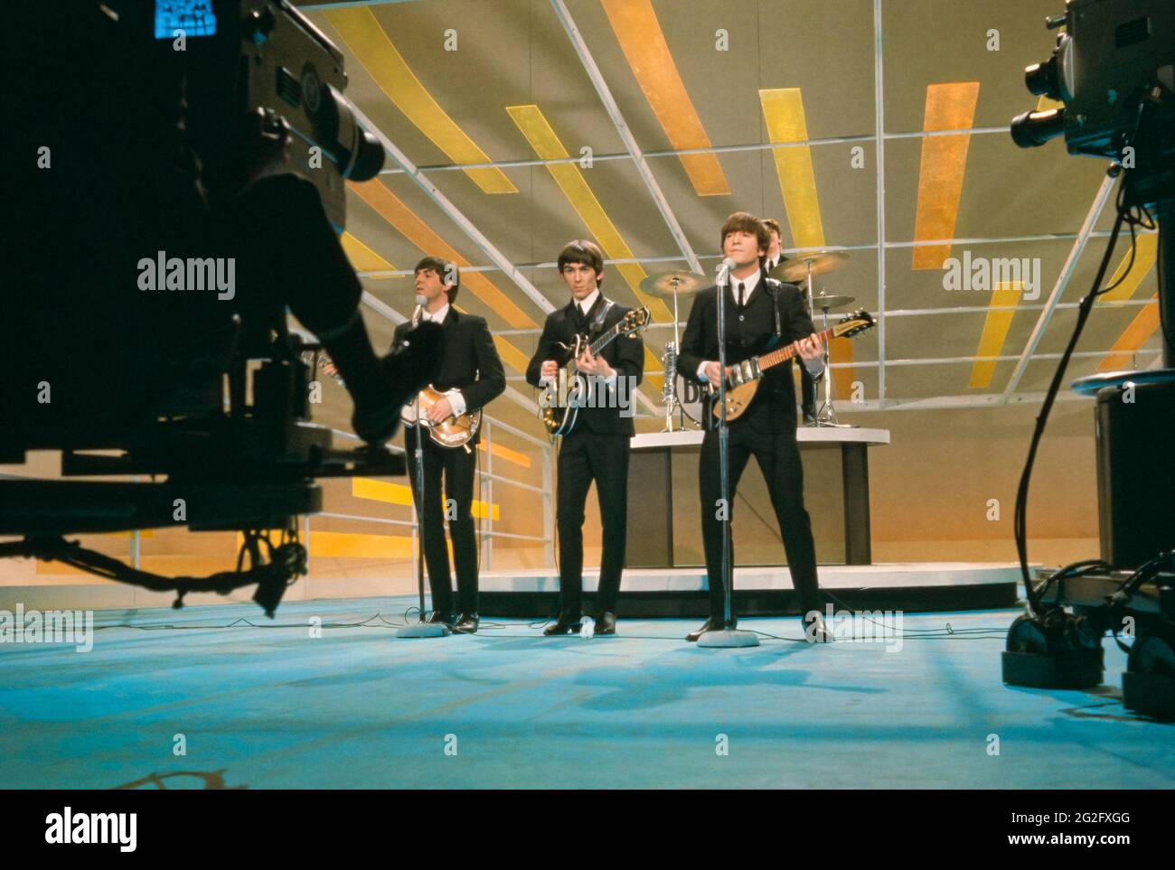 The Beatles se exécutant aux États-Unis sur le Ed Sullivan Show le 9 février 1964. Banque D'Images