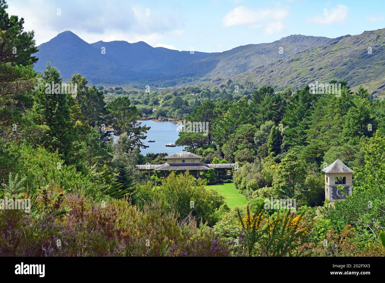 Une vue de l'île de Garnish, baie de Bantry avec les montagnes Caha en arrière-plan. West Cork, Irlande. Banque D'Images