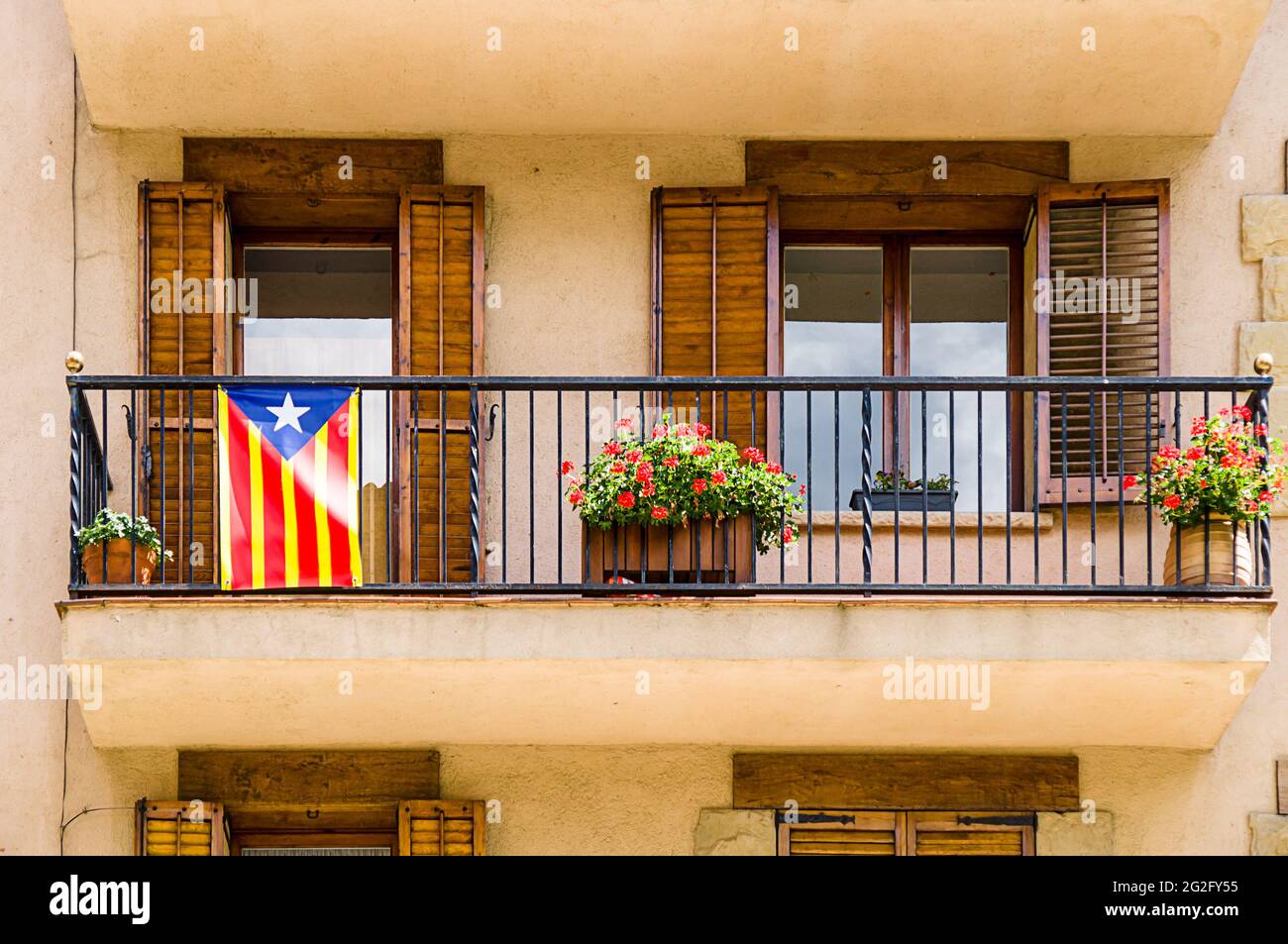 ESTELADA, le drapeau indépendant catalan sur un balcon de bâtiment Banque D'Images