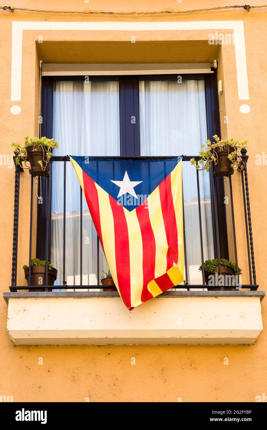 Tir vertical de ESTELADA, le drapeau indépendant catalan Banque D'Images