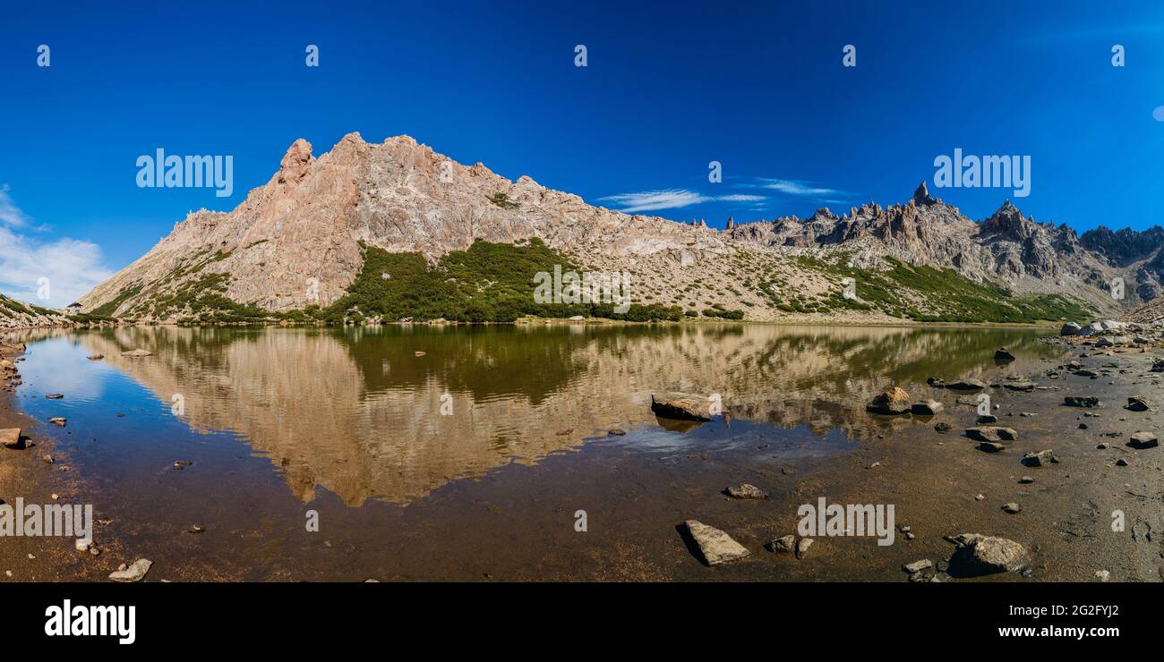 Les montagnes se reflètent dans le lac Laguna Toncek près de Bariloche, en Argentine Banque D'Images