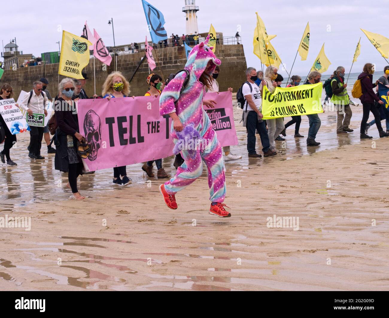 St Ives Cornwall. G7, extinction Rebellion Group proteste dans les rues de St Ives. La baie de Carbis, à côté, abrite les dirigeants du groupe G7. 11 juin 2021. Crédit : Robert Taylor/Alay Live News Banque D'Images