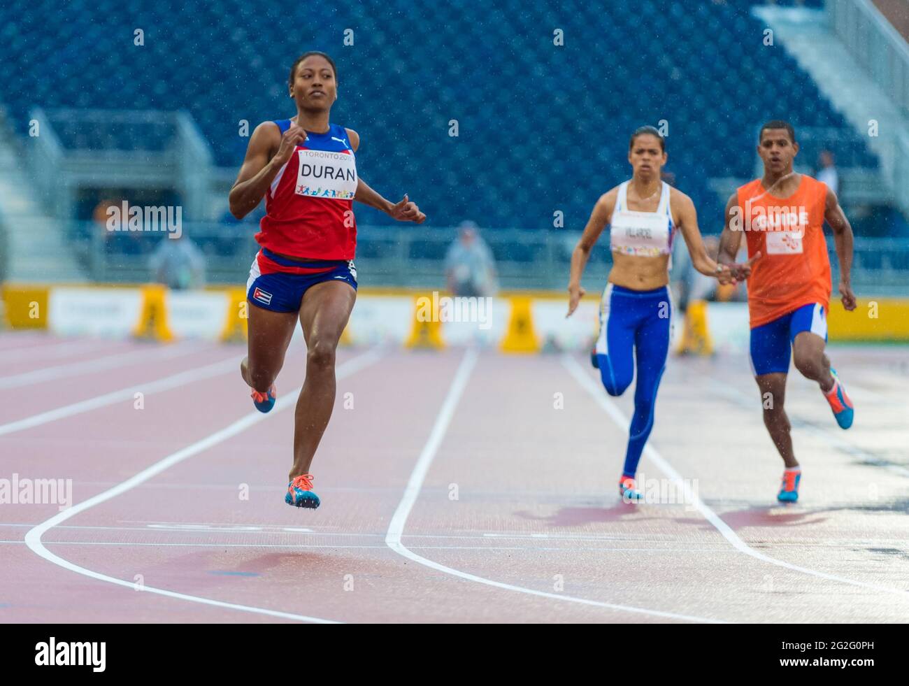 Omara Duran, de Cuba, remporte le record mondial de 100 m T12 féminin avec 11.65. La journée de l'Athlétisme des Jeux Parapan am a été marquée b Banque D'Images