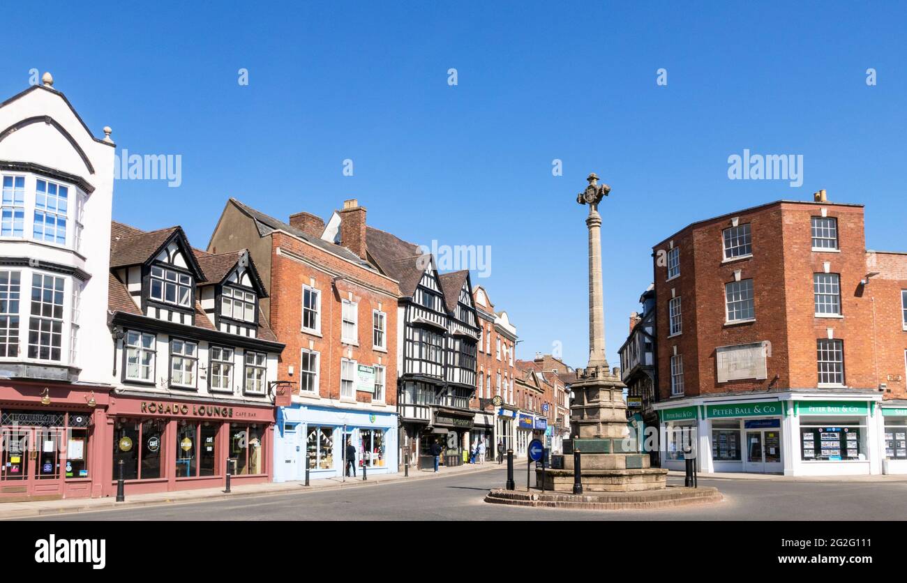 Tewkesbury Town centre boutiques rond-point et le Tewkesbury War Memorial ou The Cross, Tewkesbury, Gloucestershire, Angleterre, GB, Royaume-Uni, Europe Banque D'Images