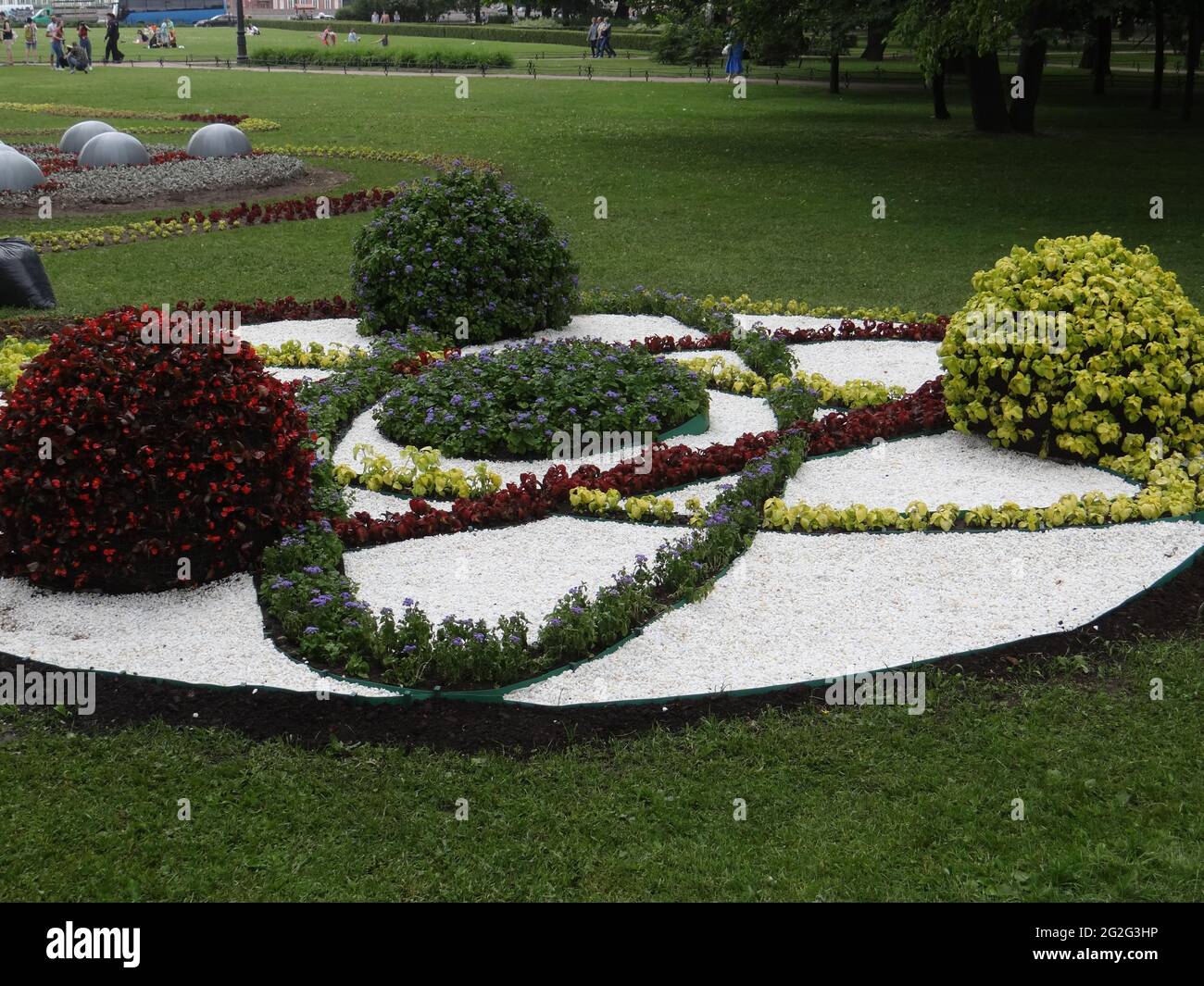 Le festival des fleurs avec ses installations est prévu pour la Journée nationale russe le 12 juin 2021, Saint-Pétersbourg, Russie Banque D'Images