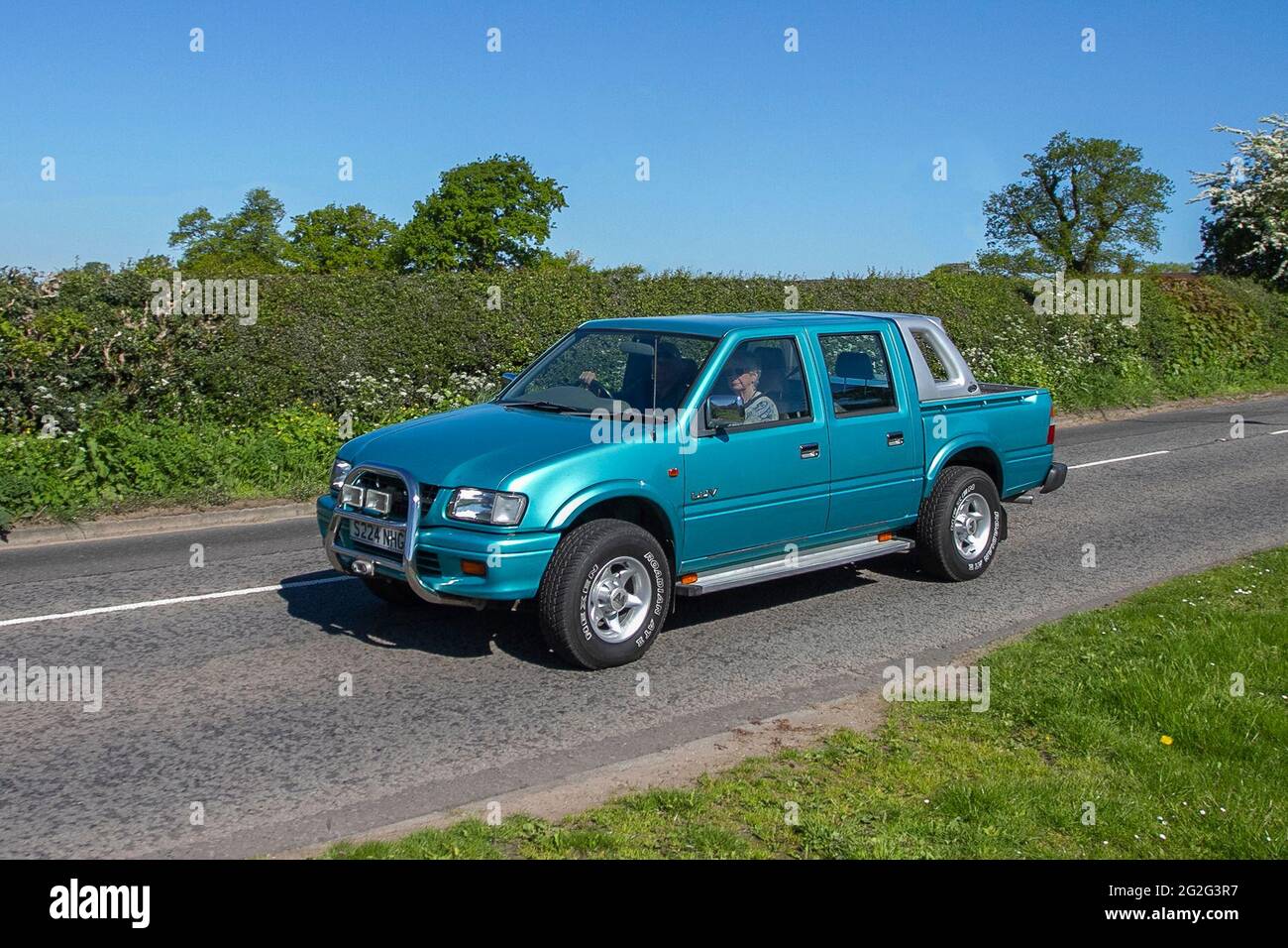 1998 90s années quatre-vingt-dix Isuzu KB Blue 2800cc diesel, pick-up à cabine double, en route vers Capesthorne Hall Classic May car show, Cheshire, Royaume-Uni Banque D'Images