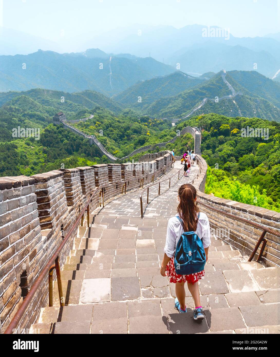 Chine voyage aventure femme touriste randonnée pédestre routard randonnée sur la Grande Muraille à la célèbre destination Badaling à Pékin. Vacances d'été en Asie Banque D'Images