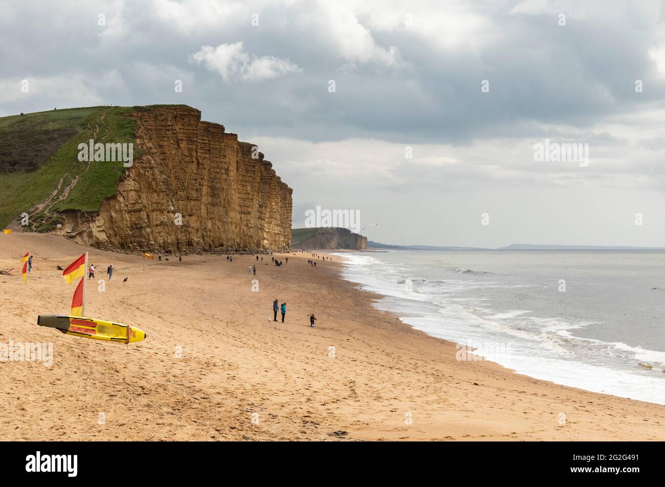 Les falaises de calcaire et la plage pittoresque d'East Beach, West Bay, Dorset, Angleterre, Royaume-Uni Banque D'Images