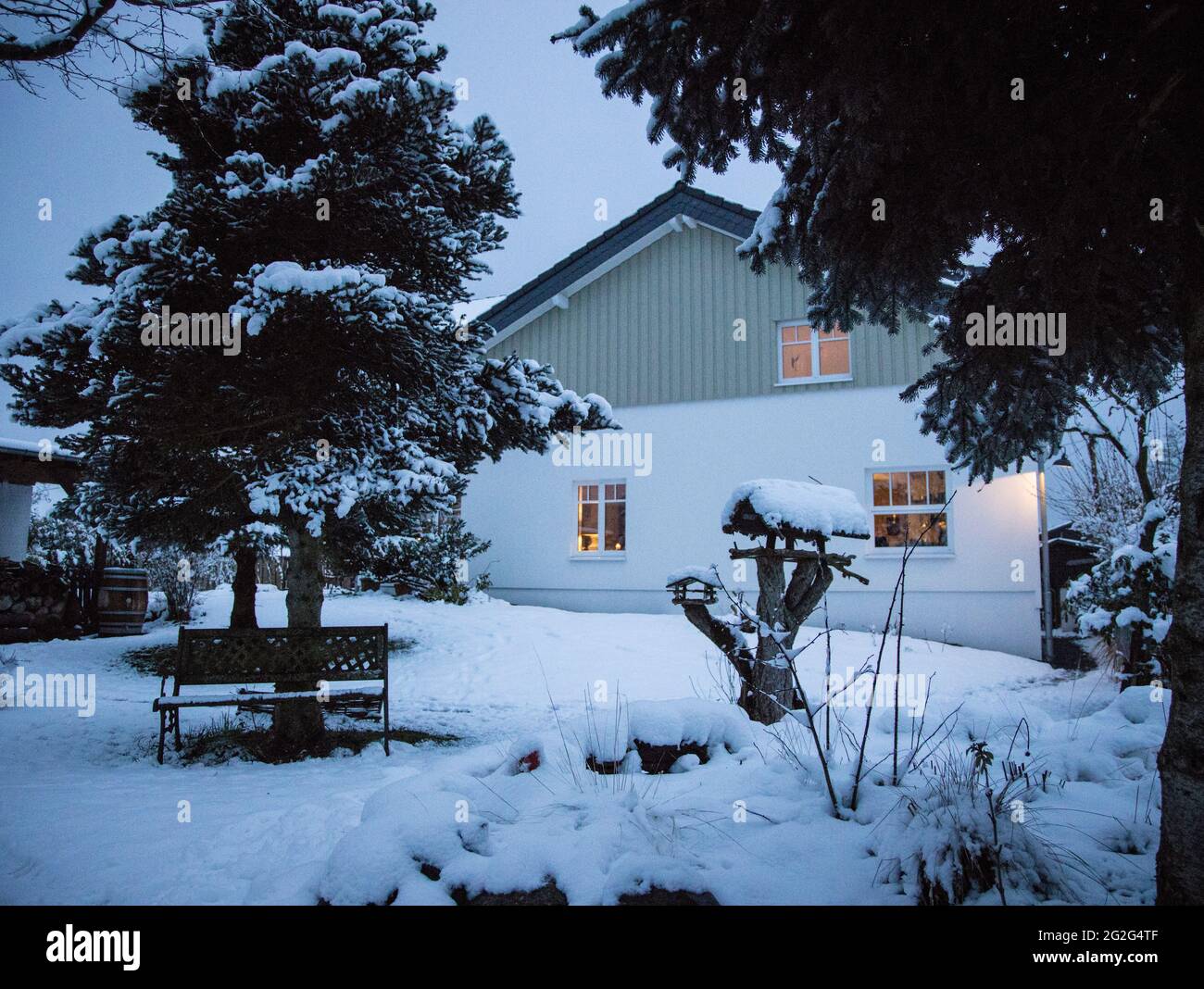 maison de campagne moderne dans la neige Banque D'Images