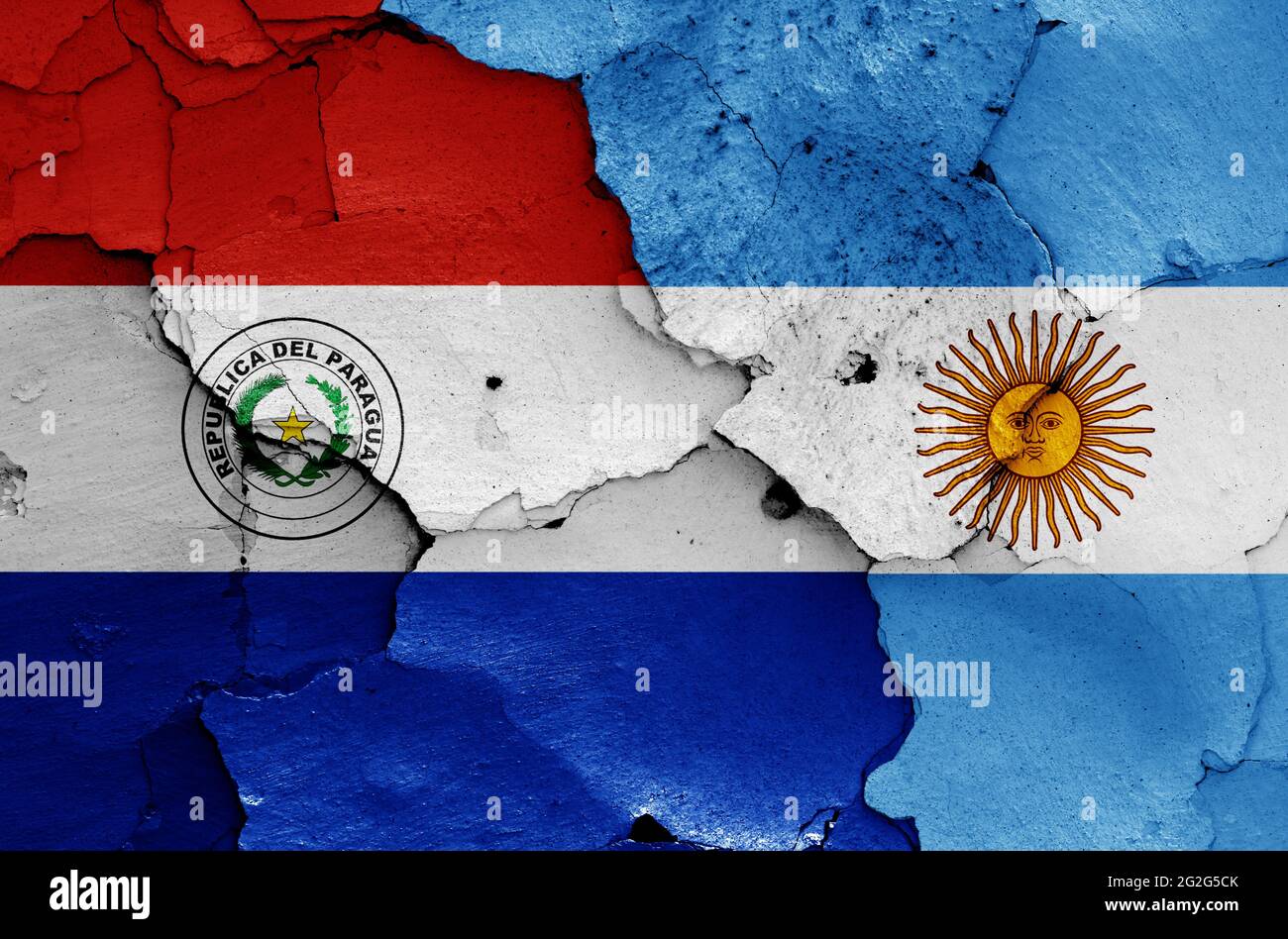 Drapeaux du Paraguay et de l'Argentine peints sur un mur fissuré Banque D'Images