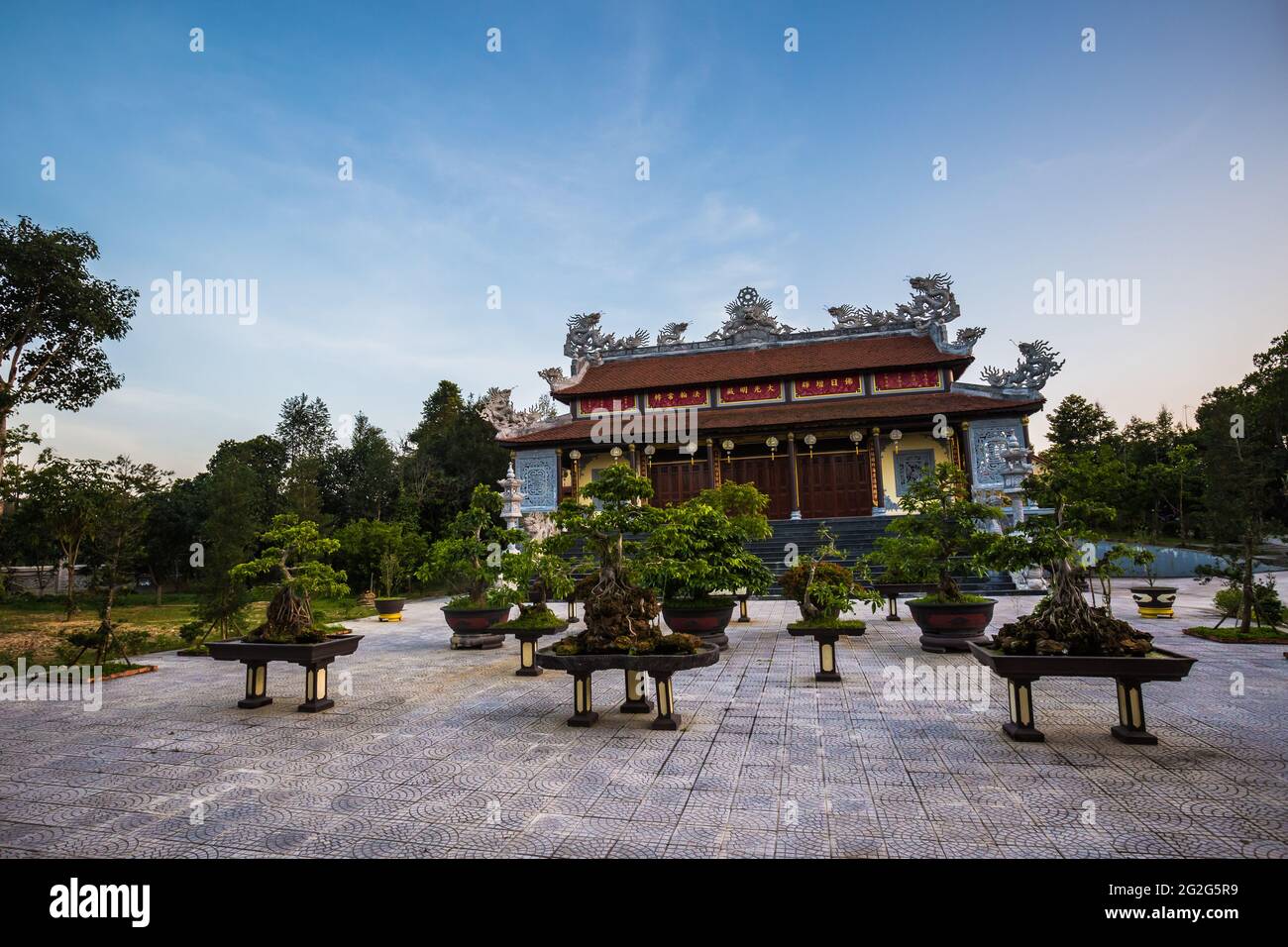 Belle photo colorée du temple de la princesse et des cimetières environnants à Hue, Vietnam. Lieu religieux populaire sans touriste. Banque D'Images