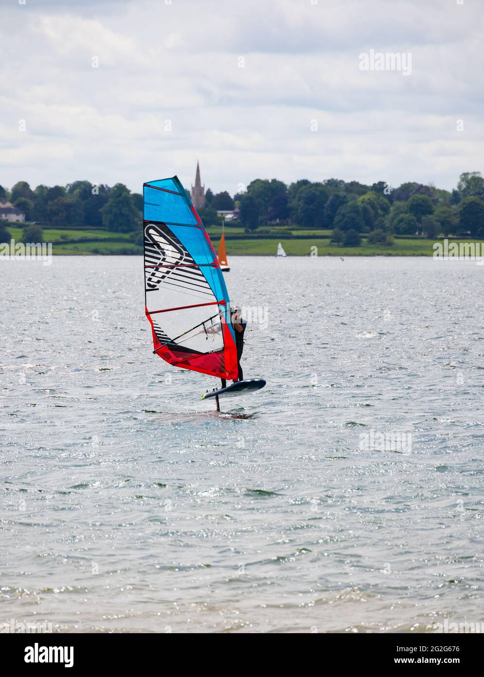 Planche de surf hydrofoil avec surfeur sur Rutland Water, Angleterre. Banque D'Images