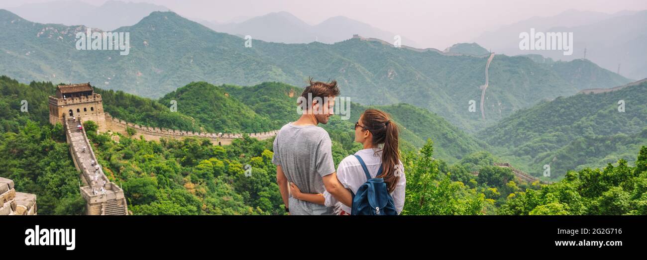 Voyager couple Chine touristes à la vue de Great Wall montagnes paysage. Joyeux homme interracial de race blanche, femme asiatique appréciant la destination célèbre à Banque D'Images