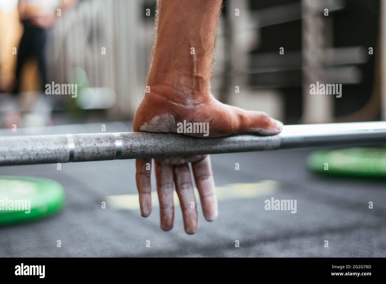 Sportif anonyme tenant une barbell dans une boîte crossfit Banque D'Images