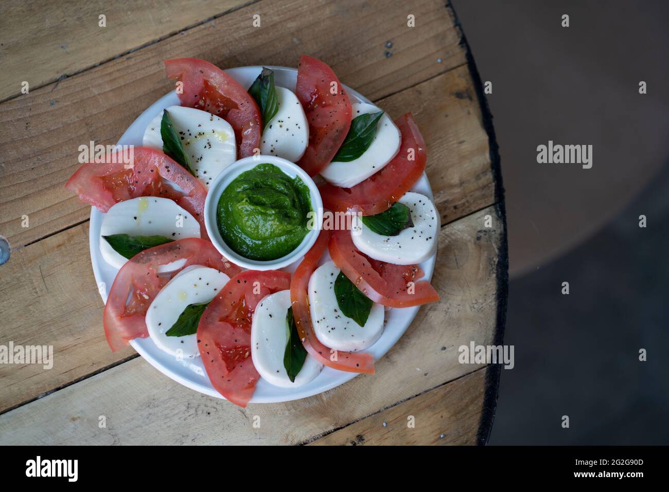 Salade Caprese sur une table Banque D'Images