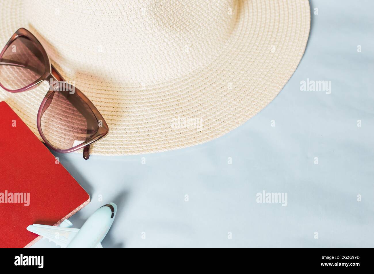 Voyage vacances aventure concept de voyage. Minimum simple plat avec plan, passeport, lunettes de soleil, chapeau sur fond de couleur. Banque D'Images