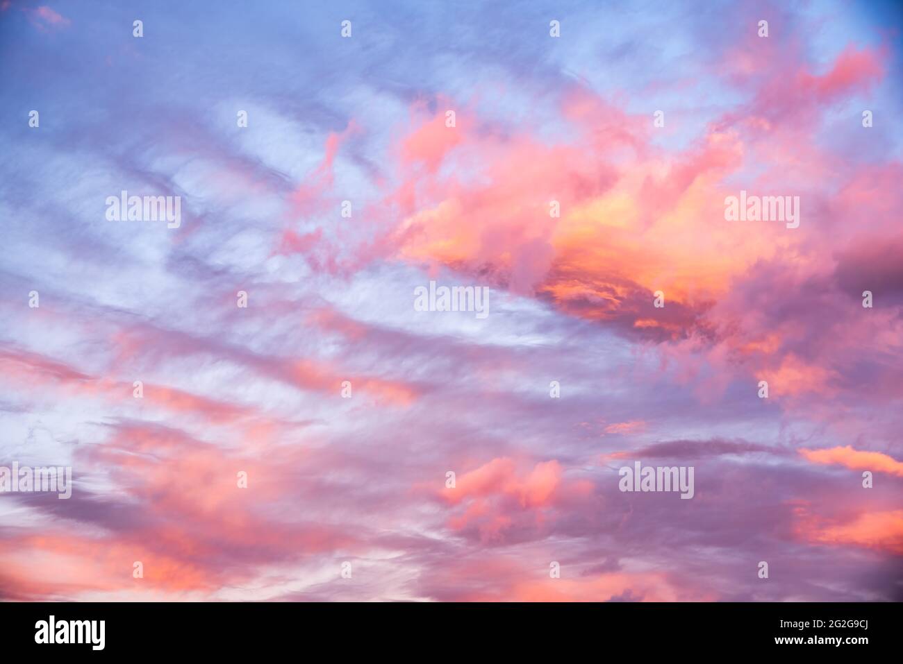 Nuages sur ciel ciel ciel rose et bleu couleurs. Banque D'Images