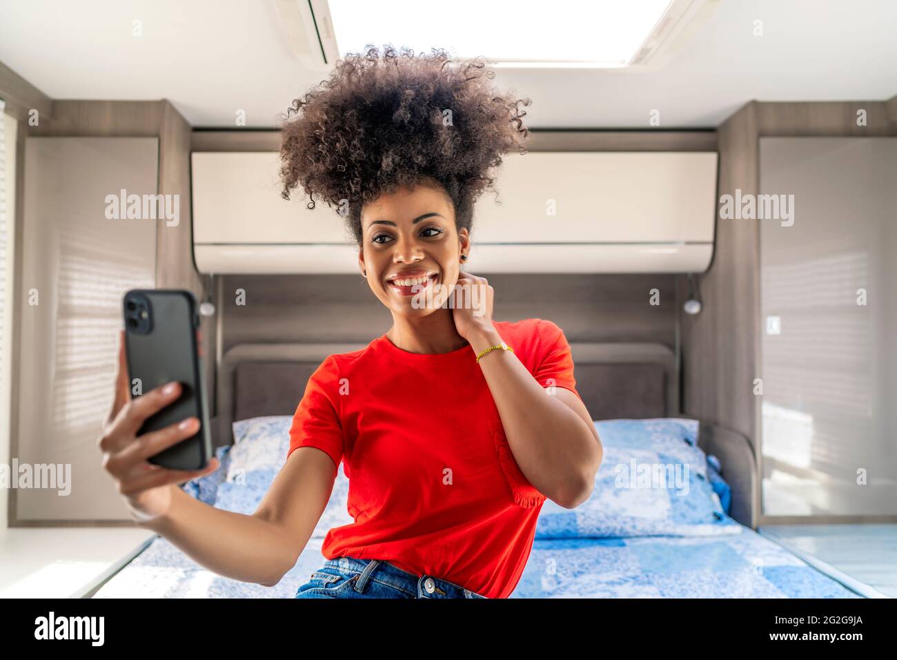 Belle femme africaine prenant une photo de son smartphone Banque D'Images