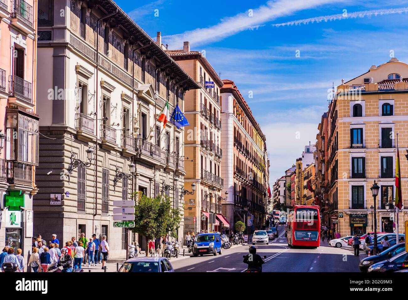 Calle Mayor - rue principale. A gauche, l'Istituto Italiano di Cultura, l'Institut culturel italien, une organisation mondiale à but non lucratif créée Banque D'Images