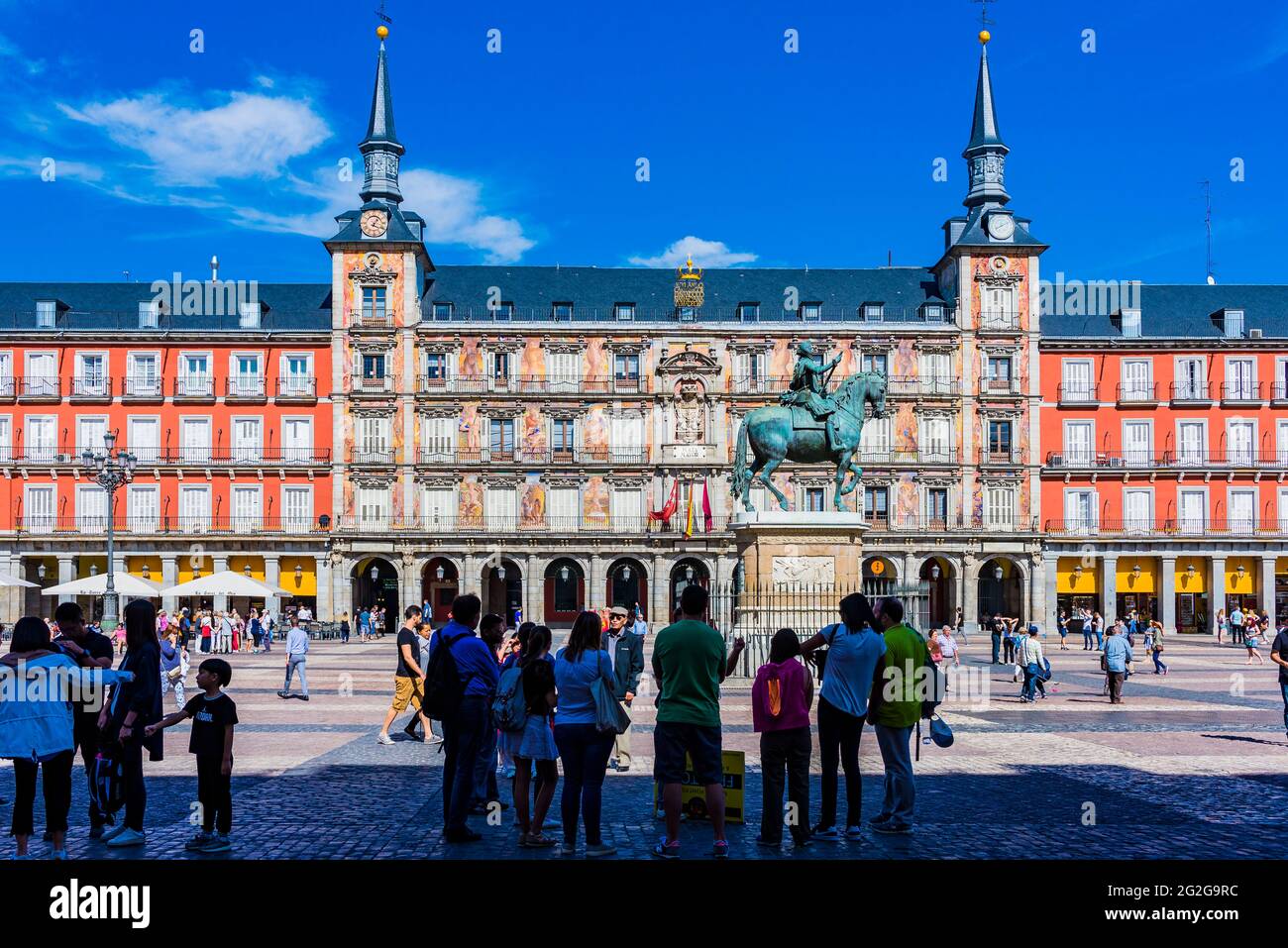 Groupe de touristes devant la statue équestre de Felipe III, en arrière-plan, la Casa de la Panaderia. La Plaza Mayor, main Square, est un maj Banque D'Images