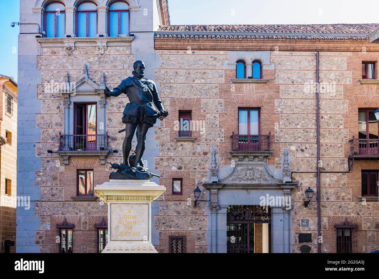 La statue d'Álvaro de Bazán du sculpteur Mariano Benlliure a été commandée pour le 300e anniversaire de sa mort. En arrière-plan la Casa dec Cisner Banque D'Images