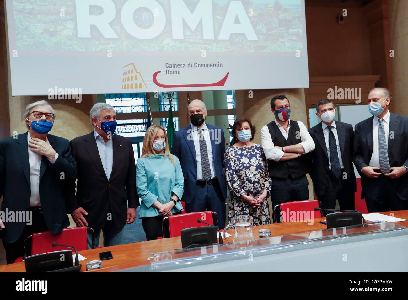 Italie, Rome, 11 juin 2021 : Présentation de l'équipe des candidats de la coalition de droite pour le maire de Rome. (De gauche à droite) Vittorio Sgarbi, Antonio Tajani, Giorgia Meloni, Enrico Michetti (candidat au maire), Simonetta Matone (candidat au maire adjoint), Matteo Salvini, Maurizio Lupi, Lorenzo Cesa. Photo Remo Casilli/Sintesi/Alamy Live News Banque D'Images