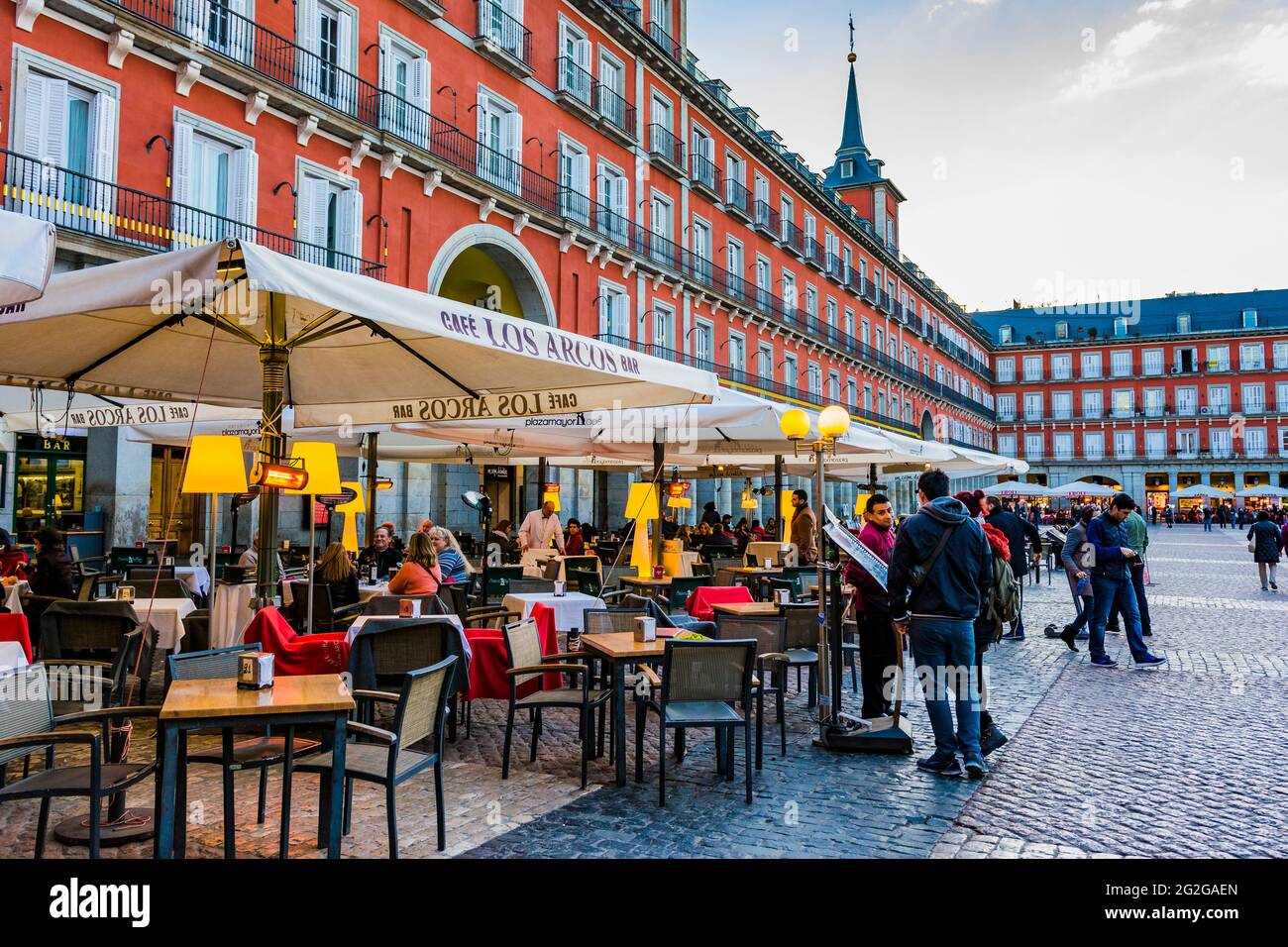 Restaurants bars et terrasses au crépuscule. La Plaza Mayor, place principale, est un grand espace public au coeur de Madrid, la capitale de l'Espagne. C'était une fois Banque D'Images