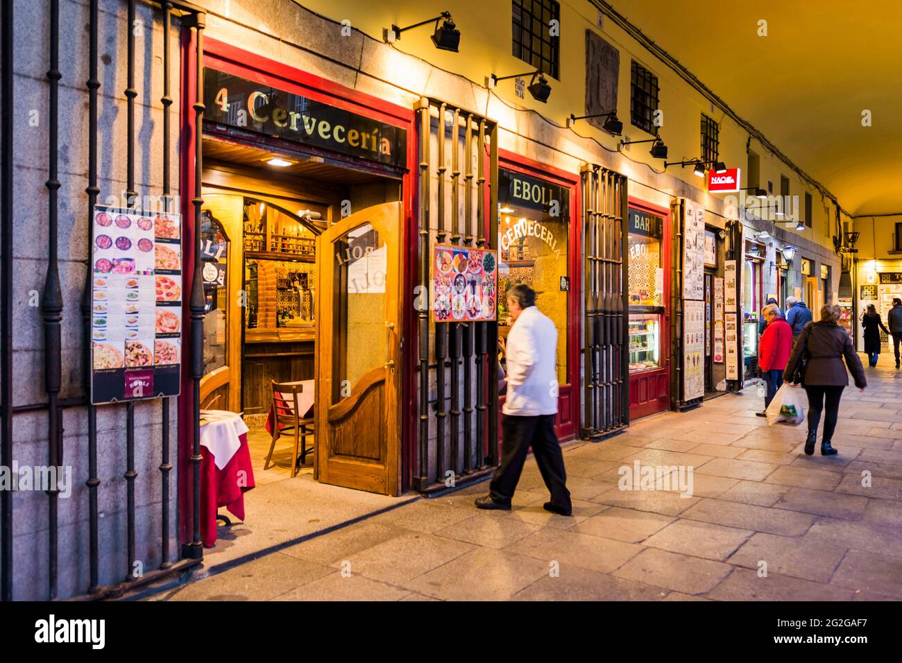 Cerveceria Eboli. Boutiques dans les arcades de la Plaza Mayor. La Plaza Mayor, place principale, est un grand espace public au coeur de Madrid, la capitale o Banque D'Images