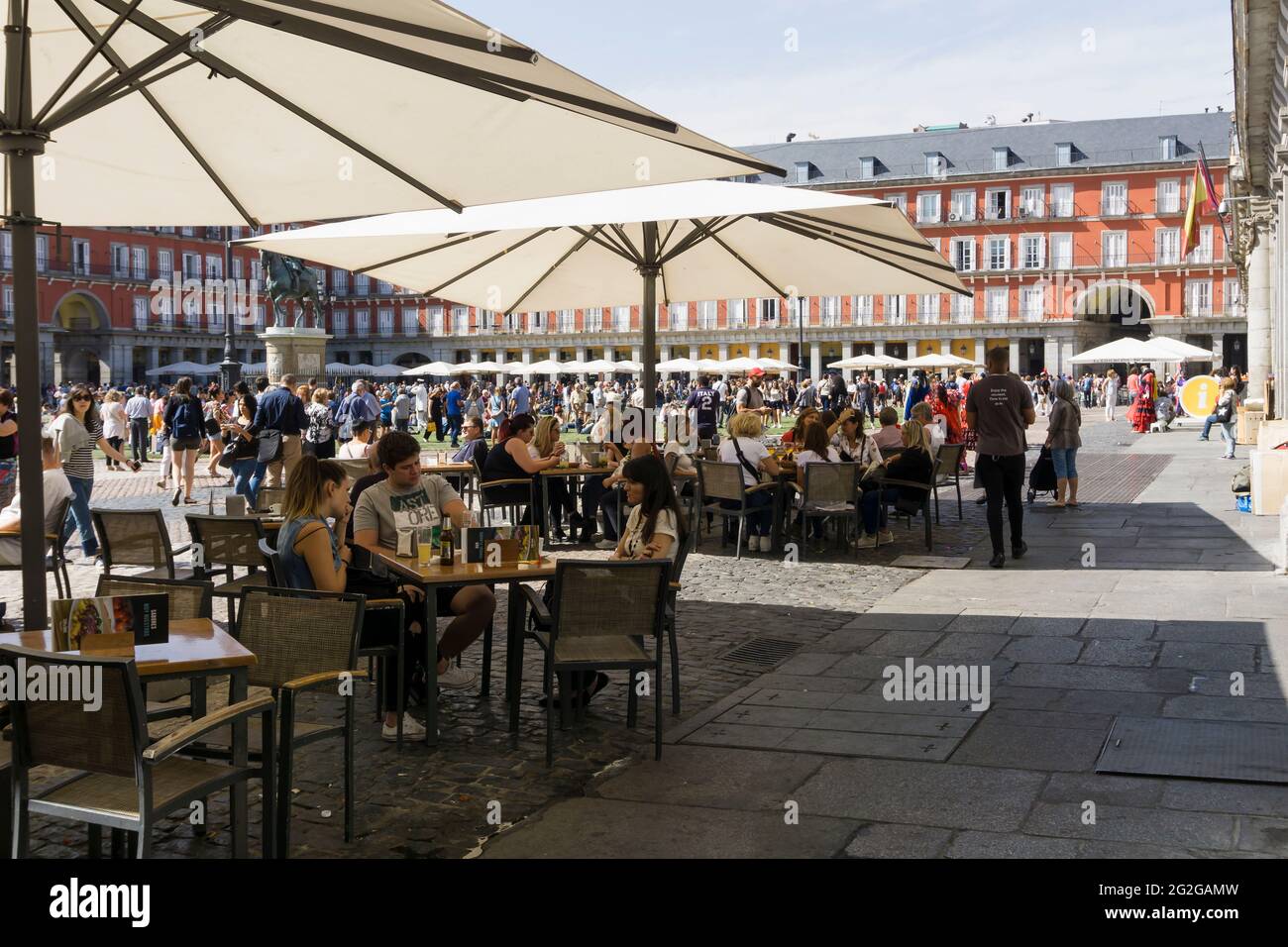 Restaurant bars terrasses. La Plaza Mayor, place principale, est un grand espace public au coeur de Madrid, la capitale de l'Espagne. C'était une fois le centre o Banque D'Images