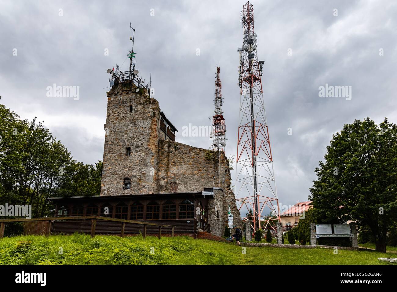 Walbrzych Mountains, Pologne - juillet 7 2020 : construction en briques avec tour d'observation au sommet de la montagne Chelmiec Banque D'Images