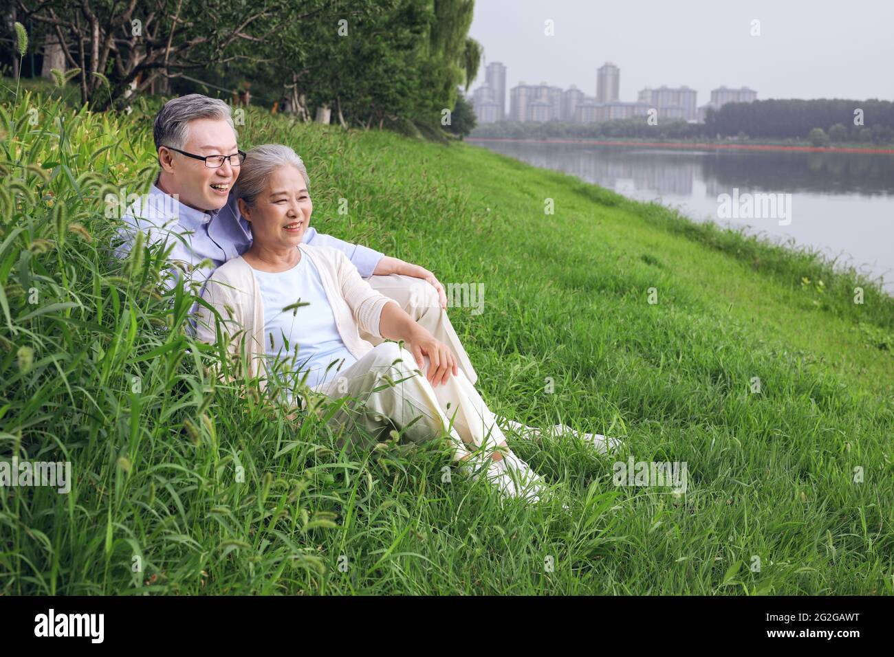 Un vieux couple heureux regardant le paysage au bord du lac photo de haute qualité Banque D'Images