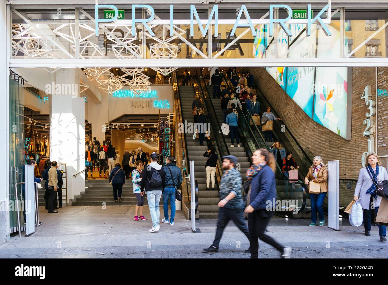 Magasin Primark. Avenue Gran Vía. Primark est un détaillant de mode rapide irlandais dont le siège est à Dublin, en Irlande, et une filiale de la British Food p Banque D'Images