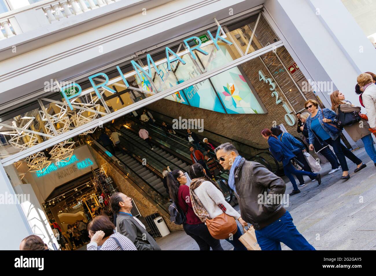 Magasin Primark. Avenue Gran Vía. Primark est un détaillant de mode rapide irlandais dont le siège est à Dublin, en Irlande, et une filiale de la British Food p Banque D'Images